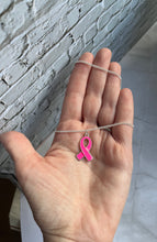 Charger l&#39;image dans la galerie, Collier octobre rose en acier inoxydable avec pendentifs ruban rose vif
