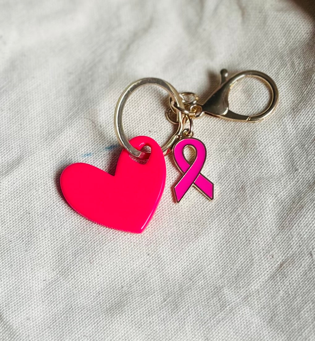 Porte clé bijou de sac octobre rose en acier inoxydable doré cœur en résine et ruban rose vif