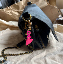 Charger l&#39;image dans la galerie, Porte clé bijou de sac octobre rose en acier inoxydable doré avec cœur rose vif et ruban rose
