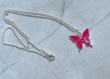 Charger l&#39;image dans la galerie, Collier octobre rose en acier inoxydable avec pendentif papillon rose et mini ruban

