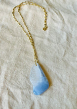 Charger l&#39;image dans la galerie, Collier Virginie avec pierre naturelle en Calcédoine bleu et acier inox
