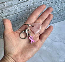 Charger l&#39;image dans la galerie, Porte clé bijou de sac octobre rose en acier inoxydable avec cœur quartz rose et ruban rose
