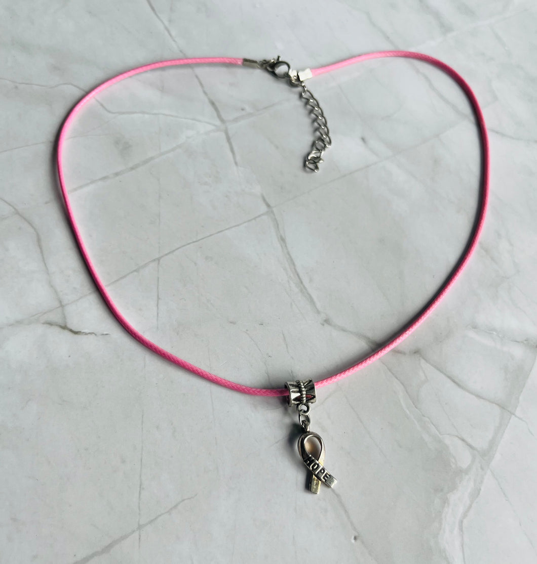Collier Octobre Rose Cordon rose pendentif ruban avec l'inscription HOPE