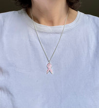 Charger l&#39;image dans la galerie, Collier octobre rose en acier inoxydable avec pendentifs ruban rose en strass

