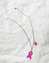 Charger l&#39;image dans la galerie, Collier octobre rose en acier inoxydable doré à l’or fin avec 2 pendentifs étoile et ruban rose vif
