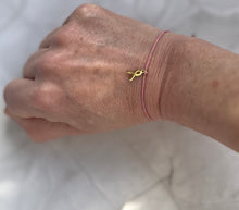 Charger l&#39;image dans la galerie, Bracelet octobre rose en Coton Rose fils d’or Coulissant petit ruban doré
