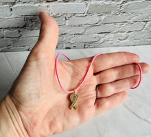 Charger l&#39;image dans la galerie, Collier octobre rose Cordon rose avec pendentif Ruban strass rose or
