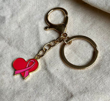 Charger l&#39;image dans la galerie, Porte clé bijou de sac octobre rose en acier inoxydable doré à l’or fin cœur avec ruban rose
