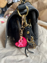 Charger l&#39;image dans la galerie, Porte clé bijou de sac octobre rose en acier inoxydable doré cœur en résine et ruban rose vif
