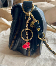 Charger l&#39;image dans la galerie, Porte clé bijou de sac octobre rose en acier inoxydable doré à l’or fin cœur avec ruban rose
