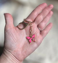 Charger l&#39;image dans la galerie, Porte clé bijou de sac octobre rose en acier inoxydable doré avec pendentif papillon rose et mini ruban
