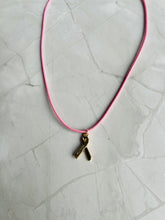 Charger l&#39;image dans la galerie, Collier Octobre Rose Cordon rose pendentif ruban avec l&#39;inscription COURAGE
