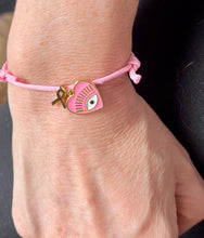 Charger l&#39;image dans la galerie, Bracelet octobre rose en Coton Rose Coulissant charm cœur rose avec un œil et petit ruban doré
