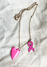 Charger l&#39;image dans la galerie, Collier octobre rose en acier inoxydable doré à l’or fin avec 2 pendentifs cœur et ruban rose vif
