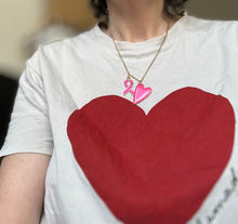 Charger l&#39;image dans la galerie, Collier octobre rose en acier inoxydable doré à l’or fin avec 2 pendentifs cœur et ruban rose vif

