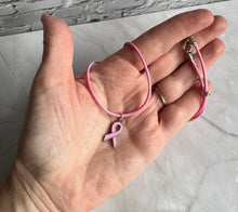 Charger l&#39;image dans la galerie, Collier Cordon rose avec pendentif Ruban rose
