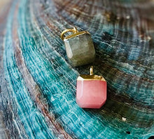 Charger l&#39;image dans la galerie, Charms pendentif CARO en pierre naturelle et inox doré
