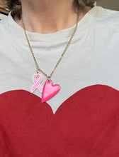 Charger l&#39;image dans la galerie, Collier octobre rose en acier inoxydable doré à l’or fin avec 2 pendentifs cœur et ruban rose vif
