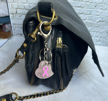 Charger l&#39;image dans la galerie, Porte clé bijou de sac octobre rose en acier inoxydable avec cœur quartz rose et ruban rose
