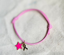 Charger l&#39;image dans la galerie, Bracelet octobre rose en Coton Rose Coulissant charm étoile rose vif et petit ruban doré
