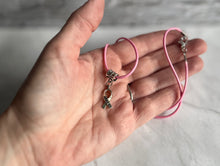 Charger l&#39;image dans la galerie, Collier Octobre Rose Cordon rose pendentif ruban avec l&#39;inscription HOPE

