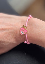 Charger l&#39;image dans la galerie, Bracelet octobre rose en Coton Rose Coulissant charm cœur rose avec un œil et petit ruban doré

