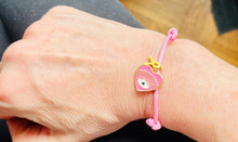 Charger l&#39;image dans la galerie, Bracelet octobre rose en Coton Rose Coulissant charm cœur rose avec un œil et petit ruban doré
