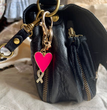 Charger l&#39;image dans la galerie, Porte clé bijou de sac octobre rose en acier inoxydable doré à l’or fin avec ruban strass or
