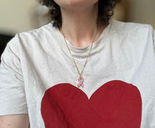 Charger l&#39;image dans la galerie, Collier octobre rose en acier inoxydable doré à l’or fin avec pendentifs ruban rose vif
