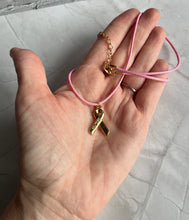 Charger l&#39;image dans la galerie, Collier Octobre Rose Cordon rose pendentif ruban avec l&#39;inscription COURAGE
