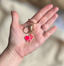 Charger l&#39;image dans la galerie, Porte clé bijou de sac octobre rose en acier inoxydable doré à l’or fin cœur avec ruban rose
