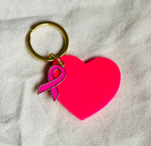 Charger l&#39;image dans la galerie, Porte clé bijou de sac octobre rose en acier inoxydable doré gros cœur en résine et ruban rose vif
