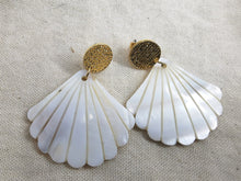 Charger l&#39;image dans la galerie, Copie de Boucles oreille GRACE clou doré et éventail en nacre
