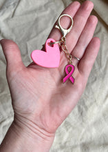 Charger l&#39;image dans la galerie, Porte clé bijou de sac octobre rose en acier inoxydable doré cœur en résine et ruban rose clair
