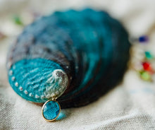Charger l&#39;image dans la galerie, Charms pendentif VENUS en verre et inox
