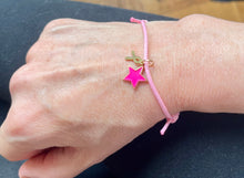 Charger l&#39;image dans la galerie, Bracelet octobre rose en Coton Rose Coulissant charm étoile rose vif et petit ruban doré
