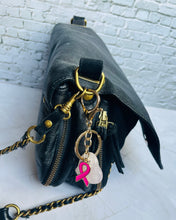 Charger l&#39;image dans la galerie, Porte clé bijou de sac octobre rose en acier inoxydable doré avec cœur quartz rose et ruban rose
