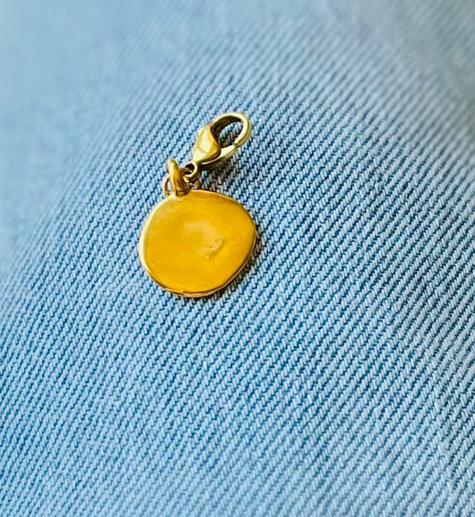 Charms pendentif JULE médaille martelé doré