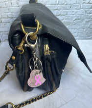 Charger l&#39;image dans la galerie, Porte clé bijou de sac octobre rose en acier inoxydable avec cœur quartz rose et ruban rose

