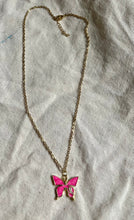 Charger l&#39;image dans la galerie, Collier octobre rose en acier inoxydable doré à l’or fin avec pendentif papillon rose et mini ruban
