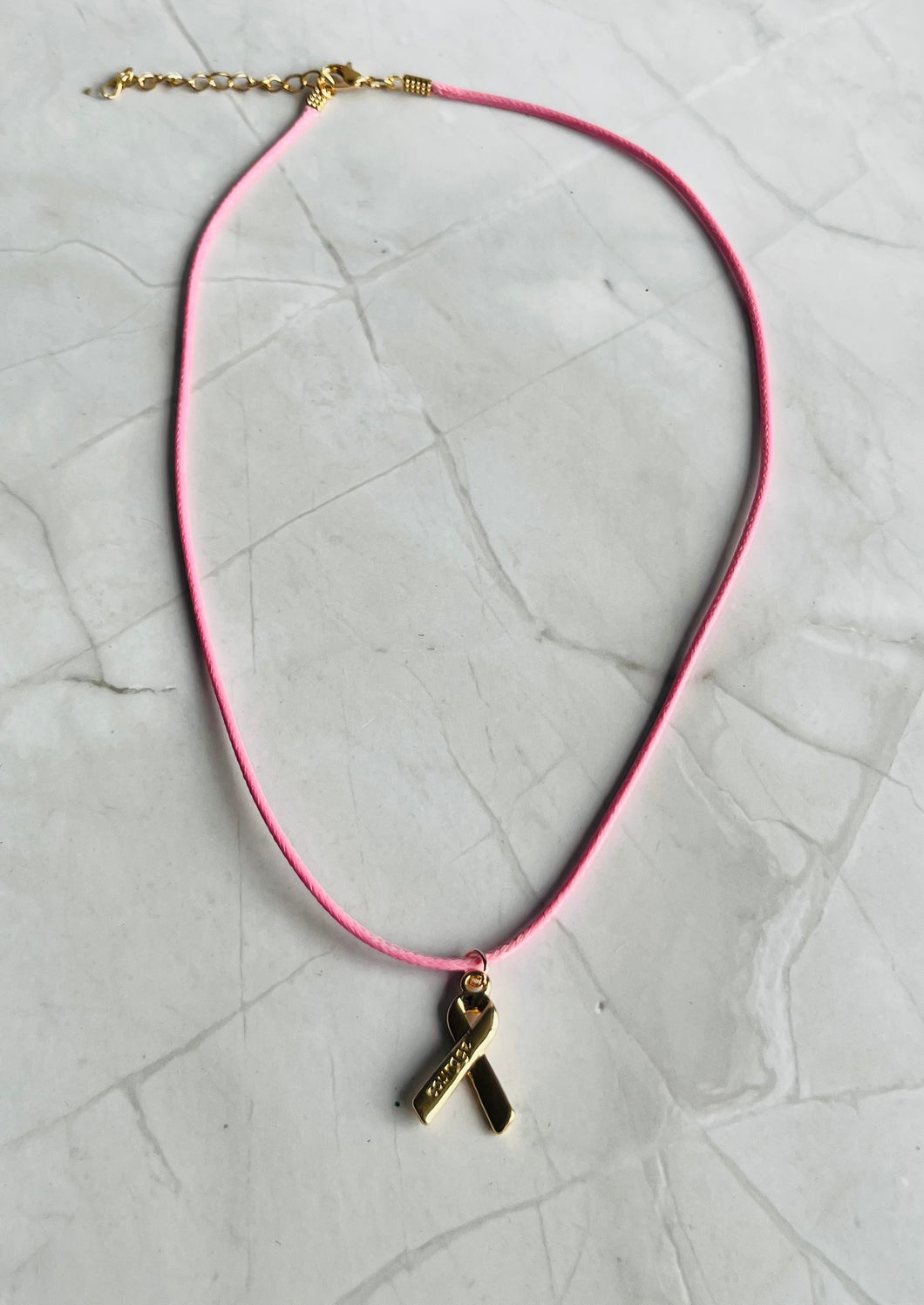Collier Octobre Rose Cordon rose pendentif ruban avec l'inscription COURAGE