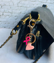 Charger l&#39;image dans la galerie, Porte clé bijou de sac octobre rose en acier inoxydable doré avec cœur rose clair et ruban rose
