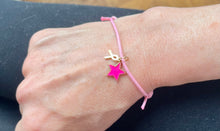 Charger l&#39;image dans la galerie, Bracelet octobre rose en Coton Rose Coulissant charm étoile rose vif et petit ruban doré
