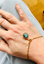 Charger l&#39;image dans la galerie, Charms pendentif ovale MARION en pierre naturelle et plaqué or
