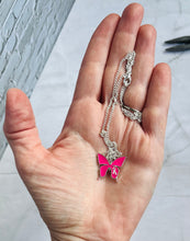 Charger l&#39;image dans la galerie, Collier octobre rose en acier inoxydable avec pendentif papillon rose et mini ruban
