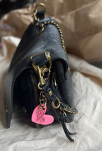 Charger l&#39;image dans la galerie, Porte clé bijou de sac octobre rose en acier inoxydable doré cœur en résine et ruban rose clair
