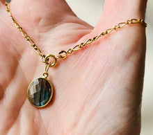 Charger l&#39;image dans la galerie, Charms pendentif ovale MARION en pierre naturelle et plaqué or
