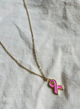 Charger l&#39;image dans la galerie, Collier octobre rose en acier inoxydable doré à l’or fin avec pendentifs ruban rose vif
