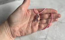 Charger l&#39;image dans la galerie, Collier Cordon rose avec pendentif Ruban strass rose
