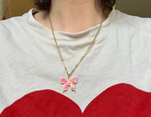 Charger l&#39;image dans la galerie, Collier octobre rose en acier inoxydable doré à l’or fin avec pendentif papillon rose et mini ruban
